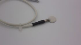 detail-dune-sonde-pt100-de-surface-monte-sur-un-disque-en-inox-et-protege-par-une-resine-avec-un-connecteur-lemo-miniature-en-sortie-scaled-5.jpg